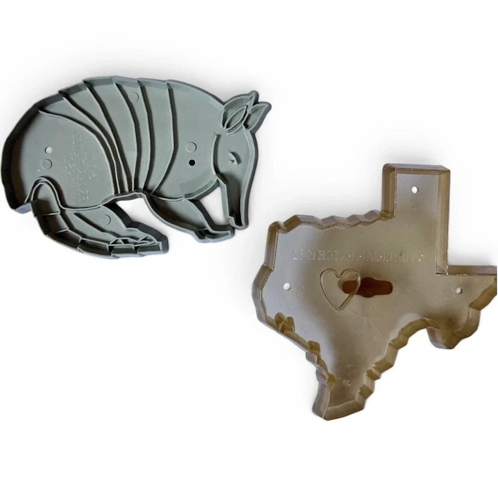 1982 Briar Patch 2pc Large Plastic Cookie Cutter Set Armadillo Texas Shapes vtg